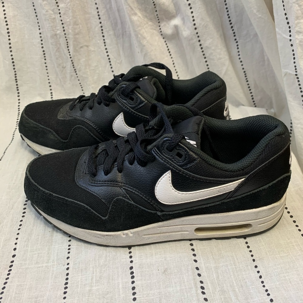 Black Nike air Max